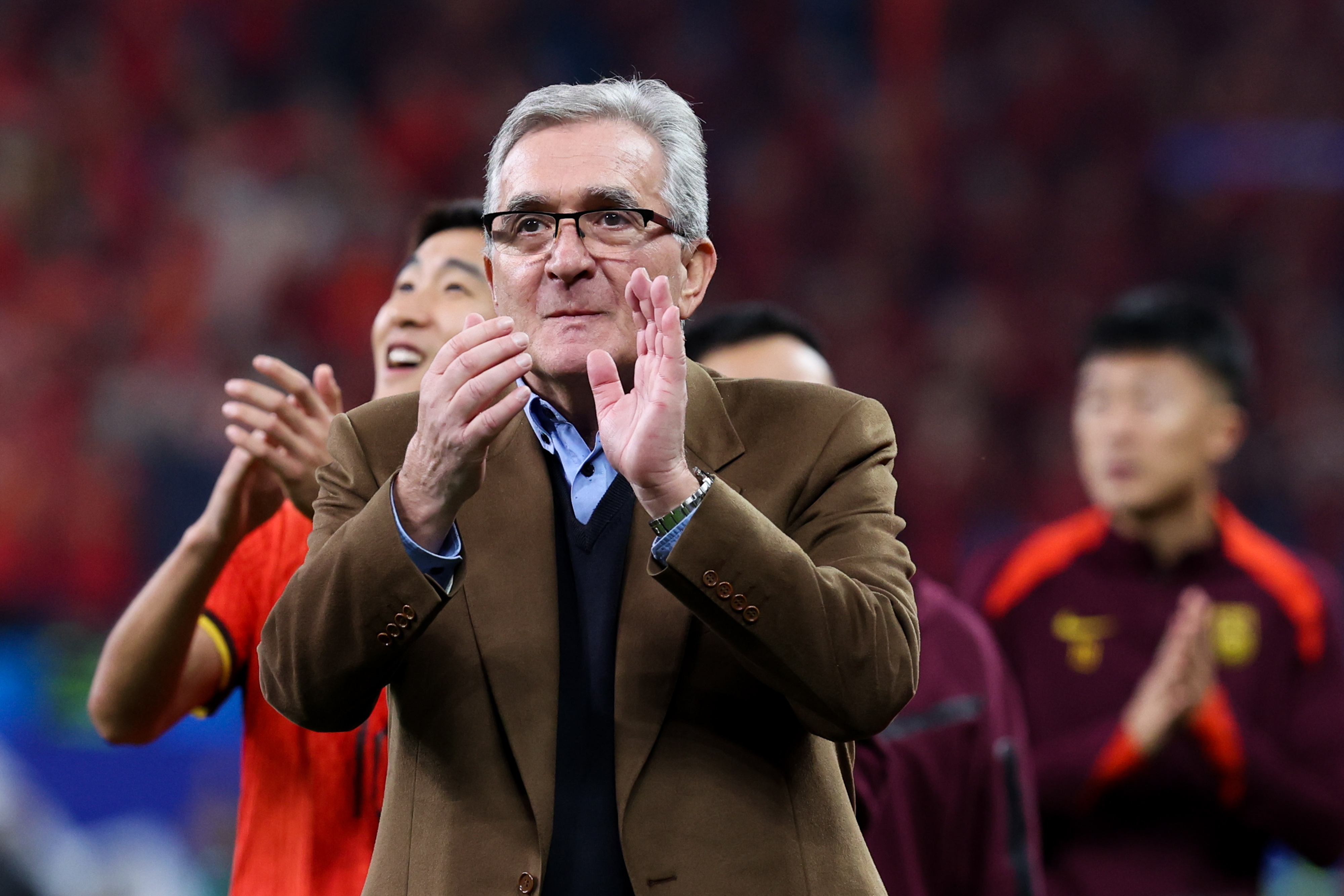 包含关键时刻法兰克福备战足总杯;调整名单细节曝光;引发热议;临场指挥获称赞的词条 包含关键时刻法兰克福备战足总杯;调整名单细节曝光;引发热议;临场指挥获称赞的词条